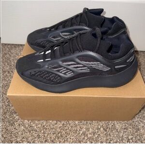 adidas Yeezy 700 V3 Box